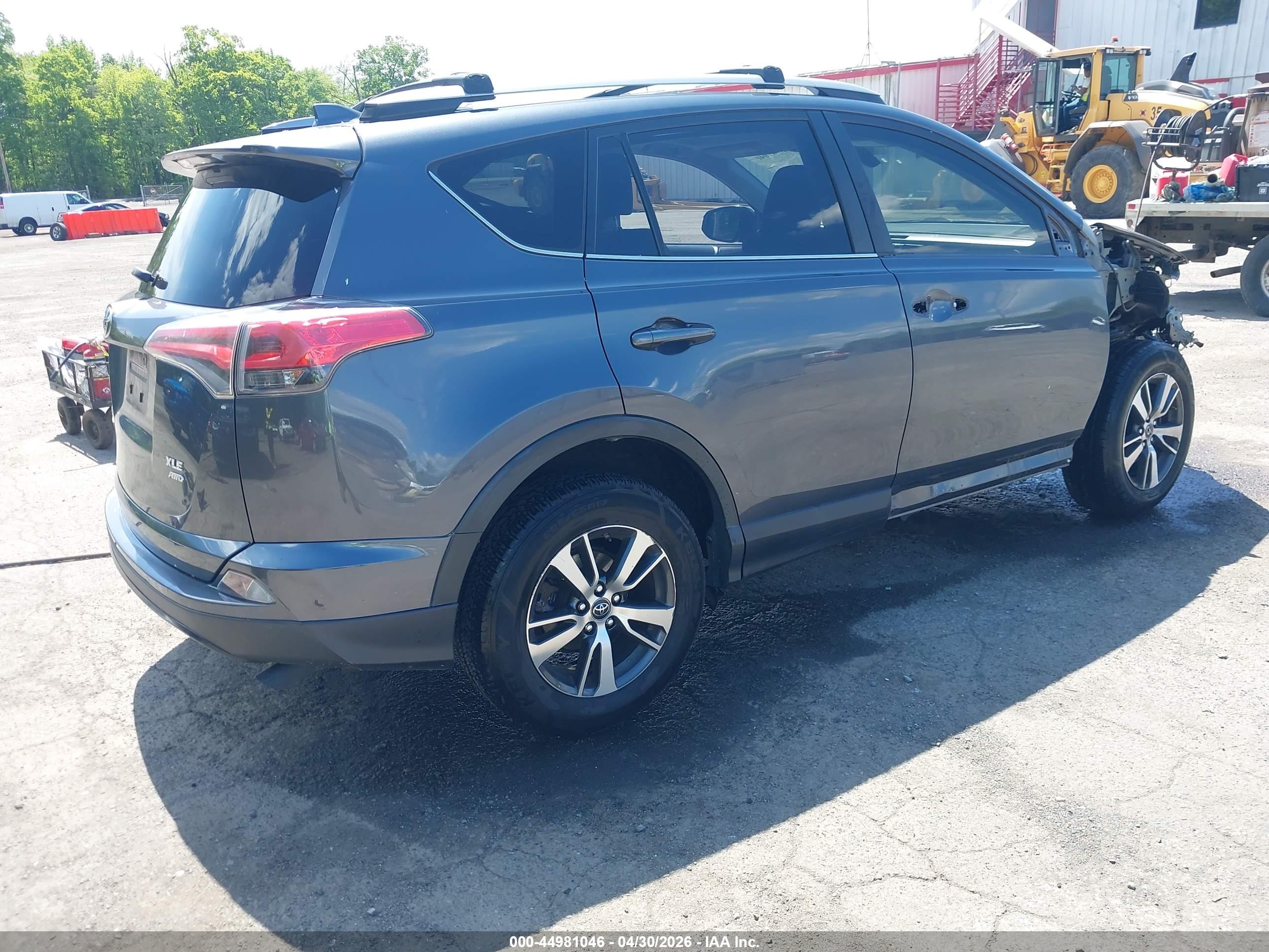 2018 TOYOTA RAV 4 — VIN JTMRFREV3JD254939 — photo 4